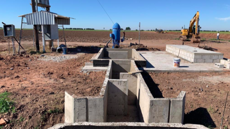 Cárcamo e infraestructura hidráulica en construcción